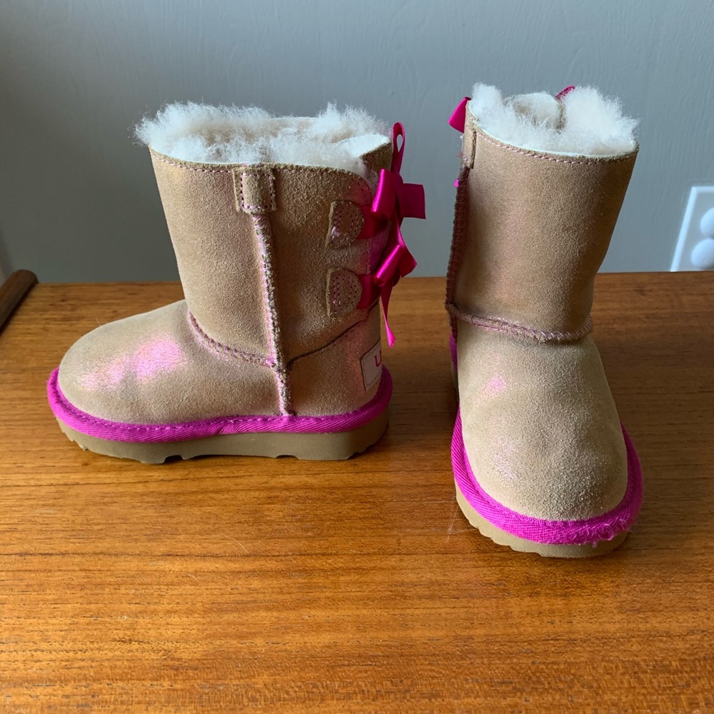 Ugg Bailey Bow Shimmer with fuchsia bows and trim